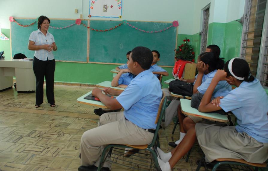 Ministerio de Educación suspende docencia en nueve provincias en alerta roja por paso de Erika