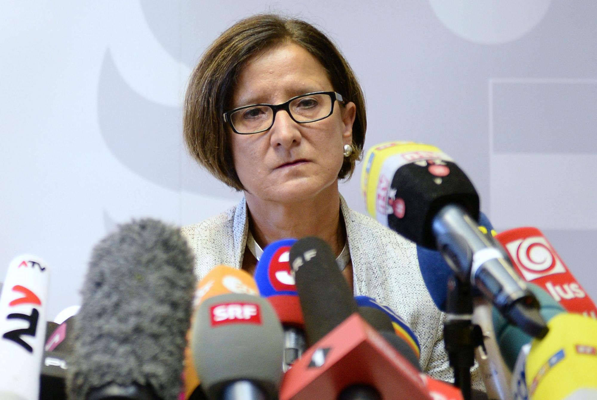 La ministra austriaca del Interior, Johanna Mikl-Leither (dcha), ofrece una rueda de prensa en Eisenstadt (Austria) hoy, 28 de agosto de 2015. 