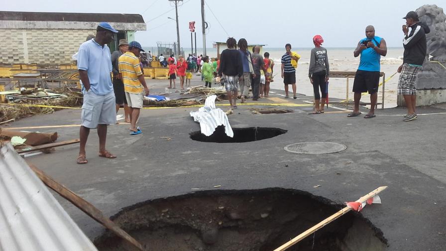 Rescatistas buscan en Dominica a cerca de 30 desaparecidos tras paso de Erika 