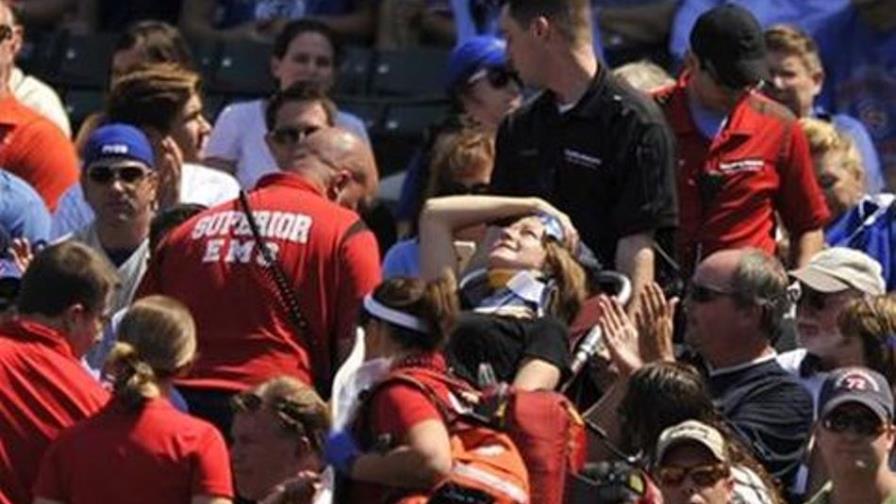 Mujer golpeada por batazo de foul demanda a Medias Rojas de Boston