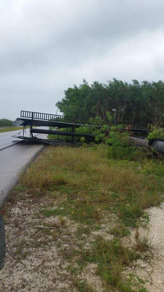 Las ráfagas de viento por la aproximación de la tormenta Erika han derribado letreros en Punta Cana, La Altagracia.
