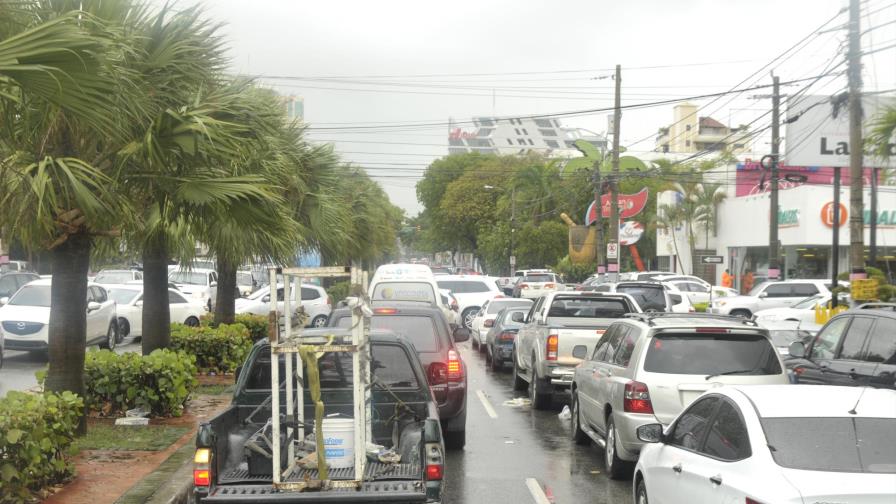 Tapones interminables se observan en el Distrito Nacional previo a la llegada de Erika Tapones interminables se observan en el Distrito Nacional previo a la llegada de Erika