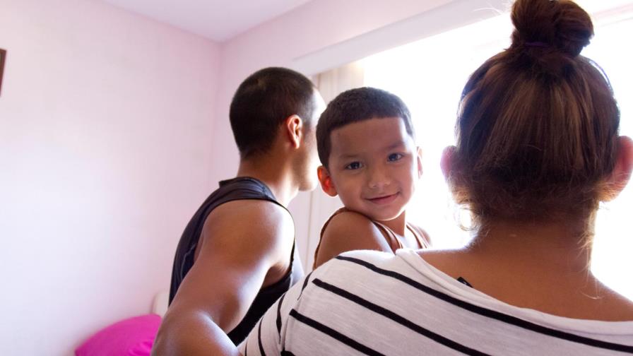 Madres inmigrantes en Estados Unidos rechazan el uso del término “bebés ancla”