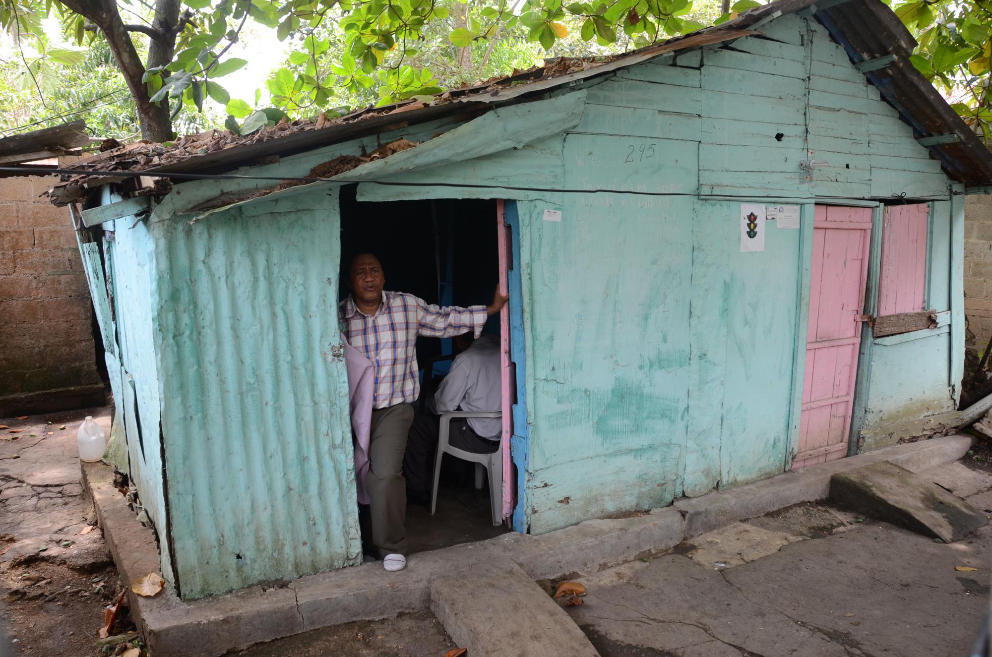 Residentes del sector La Barquita, Santo Domingo Este, tras el paso de la tormenta Erika.