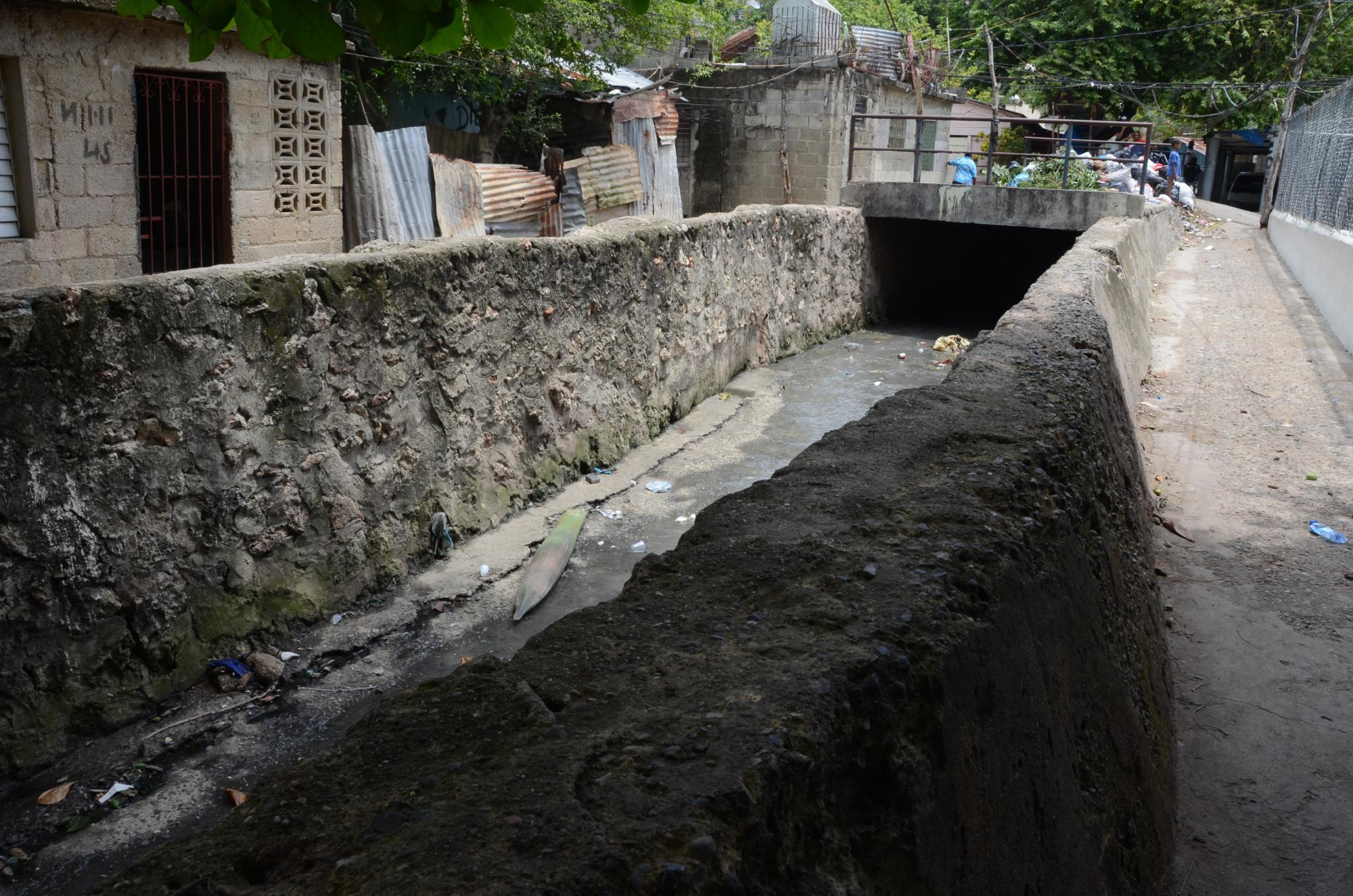 Cañada en el sector La Barquita, Santo Domingo Este, tras el paso de la tormenta Erika.