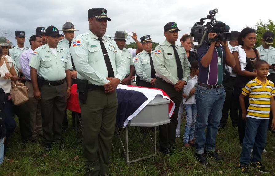 Sepultan con honores restos de asesinado oficial de la FARD adscrito a la AMET