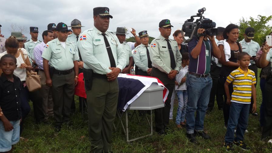 Sepultan con honores restos de asesinado oficial de la FARD adscrito a la AMET