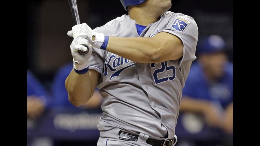 Kendrys Morales presenta credenciales como “Regreso del Año” Kendrys Morales presenta credenciales como “Regreso del Año”
