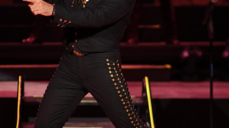 Fan pega hielazo a Alejandro Fernández