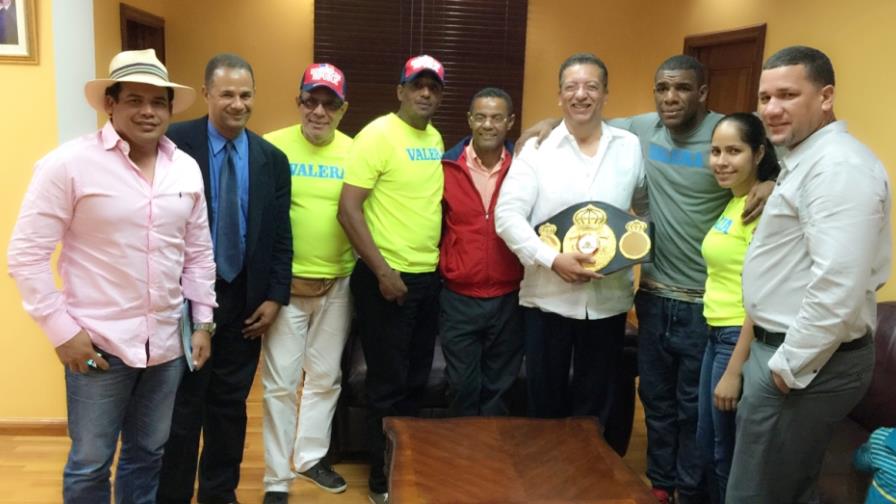 Johnny Jones felicita a Valera por su título de campeón mundial de boxeo