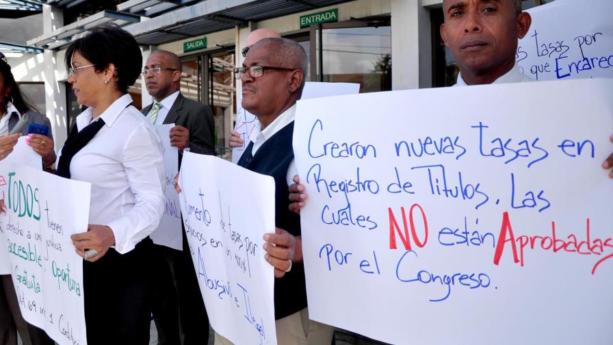 Abogados de Santiago protestan por aumentos en los precios de los servicios inmobiliarios