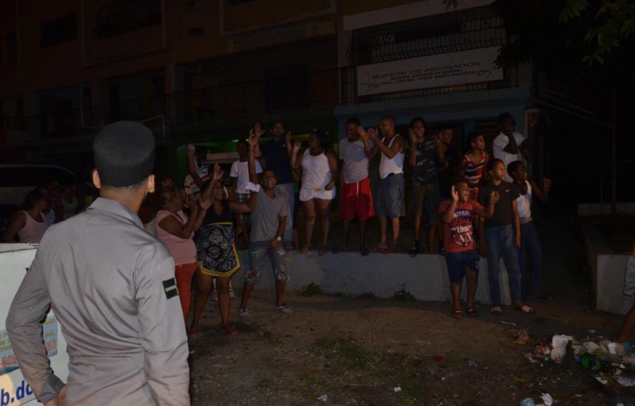 Residentes de Villa Juana protestan por largos “apagones”