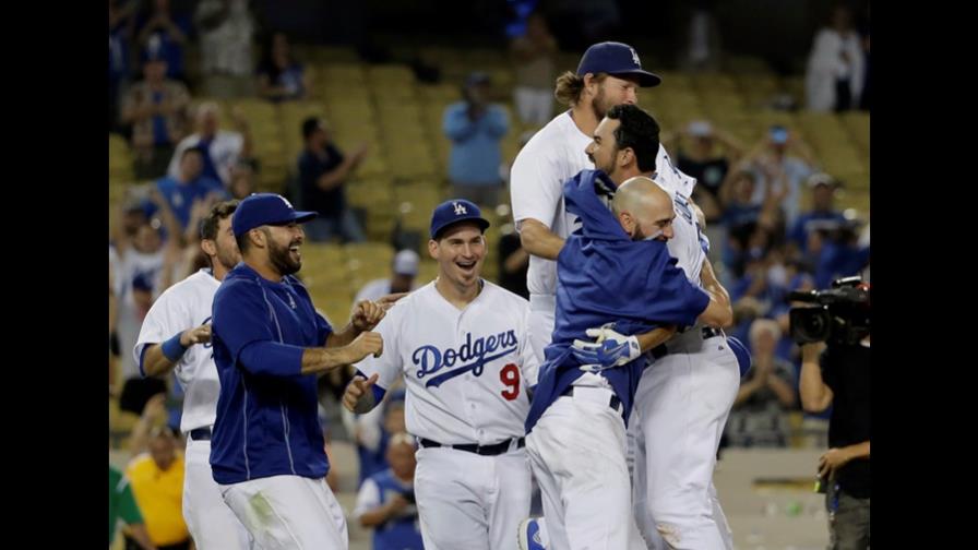 Dodgers ganan a Gigantes en 14 innings; Oakland vence a Angelinos 