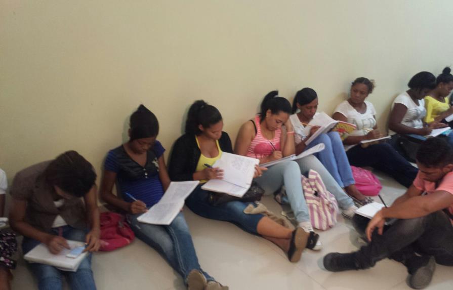 Alumnos de la Facultad de Humanidades de la UASD reciben docencia en pasillos