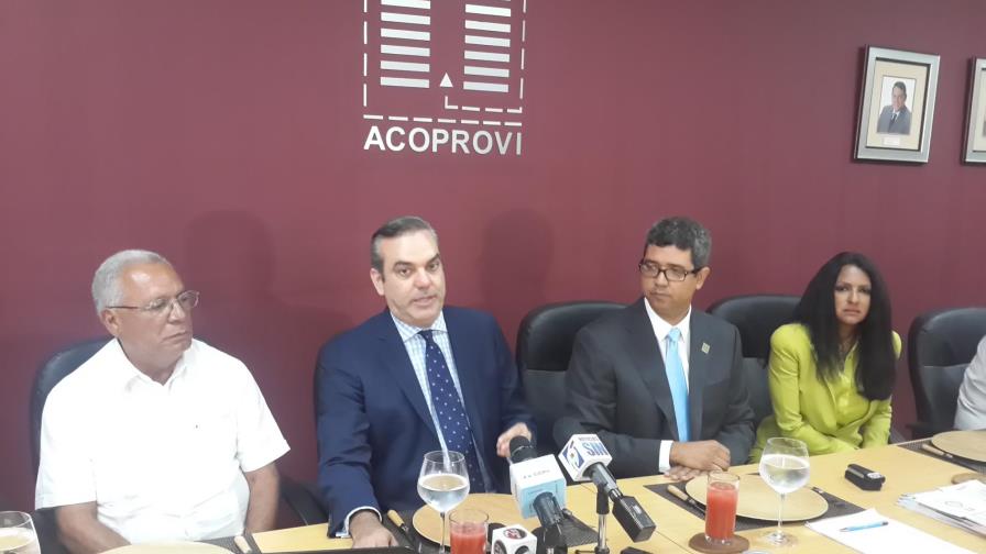 Abinader acusa a Medina de no tener un plan de viviendas