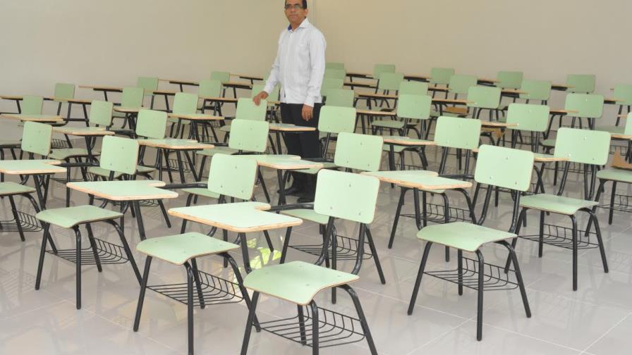 El Ministerio de Educación Superior entrega butacas a la Facultad de Humanidades de la UASD