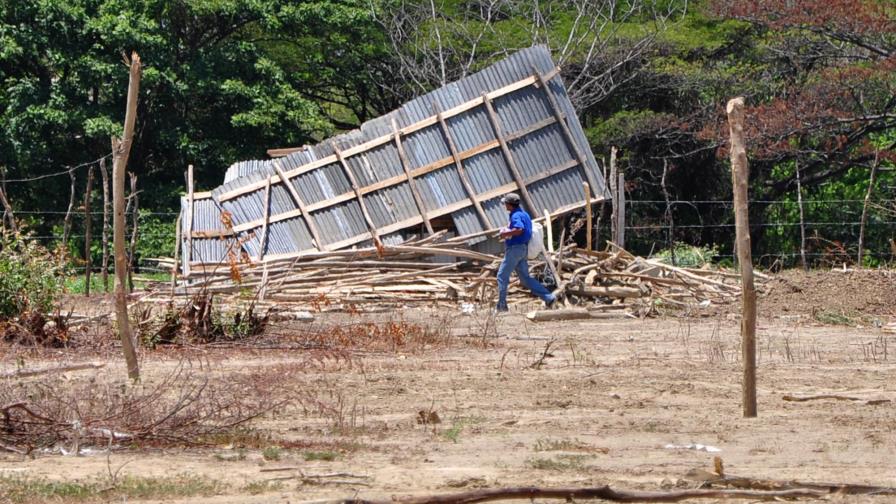 Desalojan decenas de casuchas en Navarrate