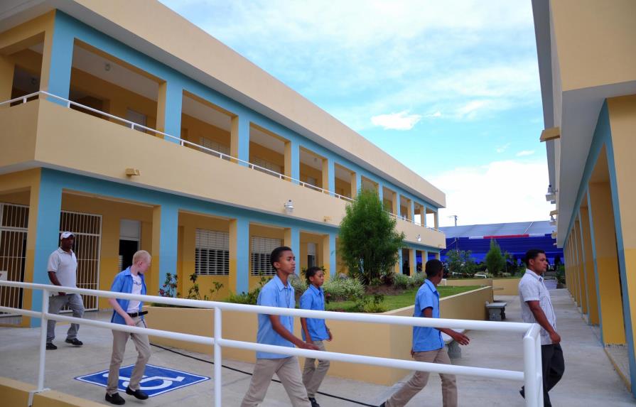 Medina inaugura centro de salud y tres planteles educativos en Constanza