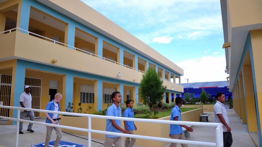 Medina inaugura centro de salud y tres planteles educativos en Constanza