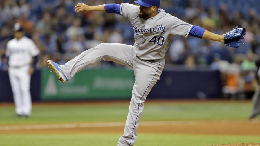 Dominicano Kelvin Herrera contraen varicela y estará semanas fuera de acción con Kansas City