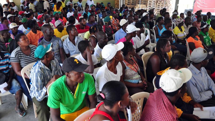Entregan en Hatillo Palma 1,123 carnés de regularización a trabajadores haitianos
