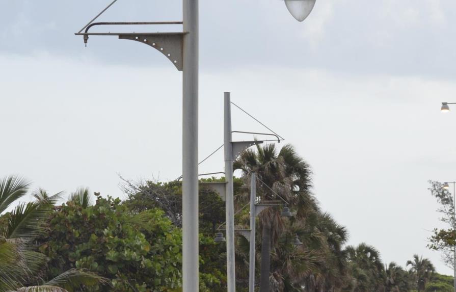 Las lámparas del Malecón tras dos años de inauguradas ya están abandonadas