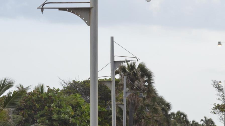 Las lámparas del Malecón tras dos años de inauguradas ya están abandonadas Las lámparas del Malecón tras dos años de inauguradas ya están abandonadas