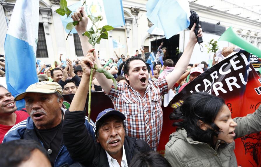Después de quitarle su inmunidad; un juez dicta orden de arraigo contra el presidente de Guatemala
