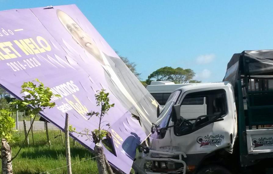 Vehículo que transportaba turistas se estrella contra una valla en Punta Cana