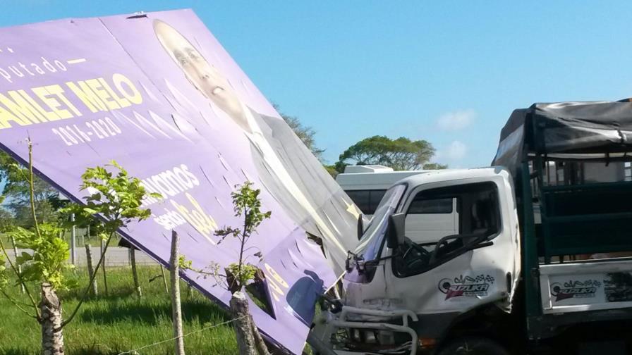 Vehículo que transportaba turistas se estrella contra una valla en Punta Cana