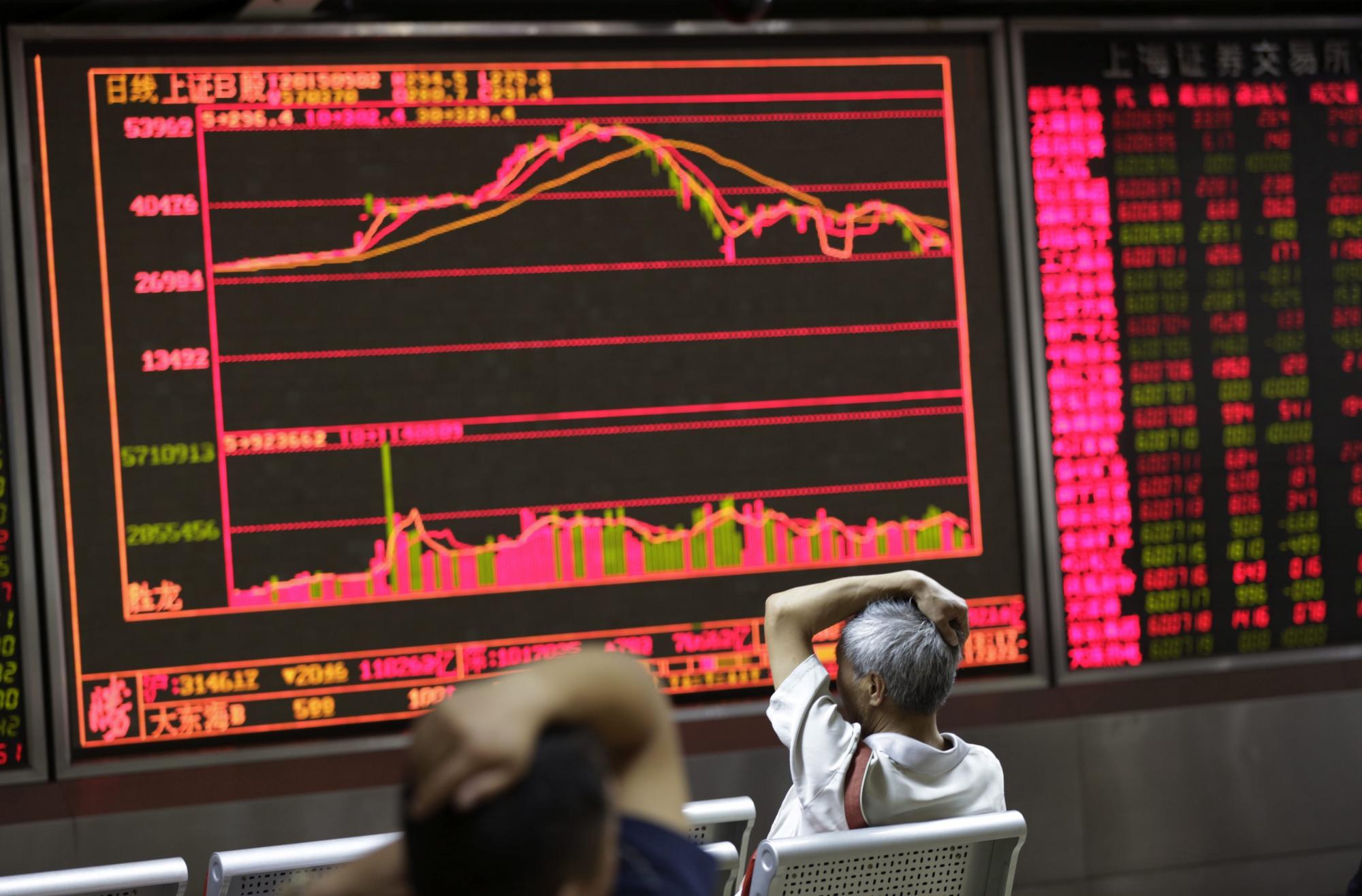 Inversores observan la evolución de la bolsa de Shangái en una oficina de corretaje en Pekín (China). 