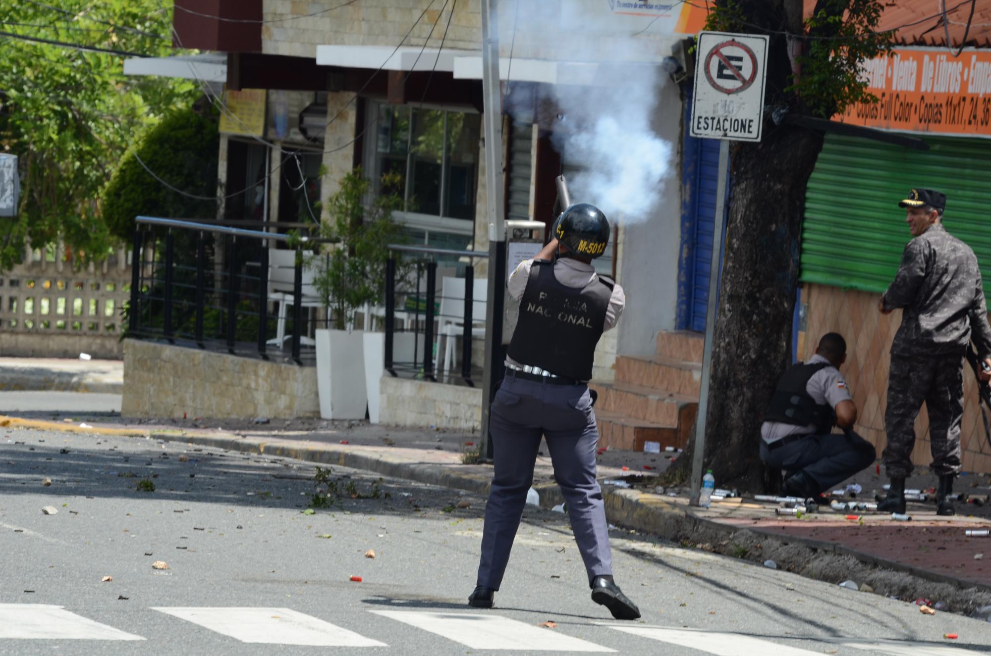 Un agente de la Policía dispara una bomba lacrimógena