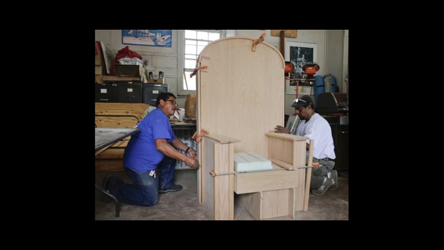 La silla del papa hecha por un dominicano y dos hispanos más llega a Madison Square La silla del papa hecha por un dominicano y dos hispanos más llega a Madison Square