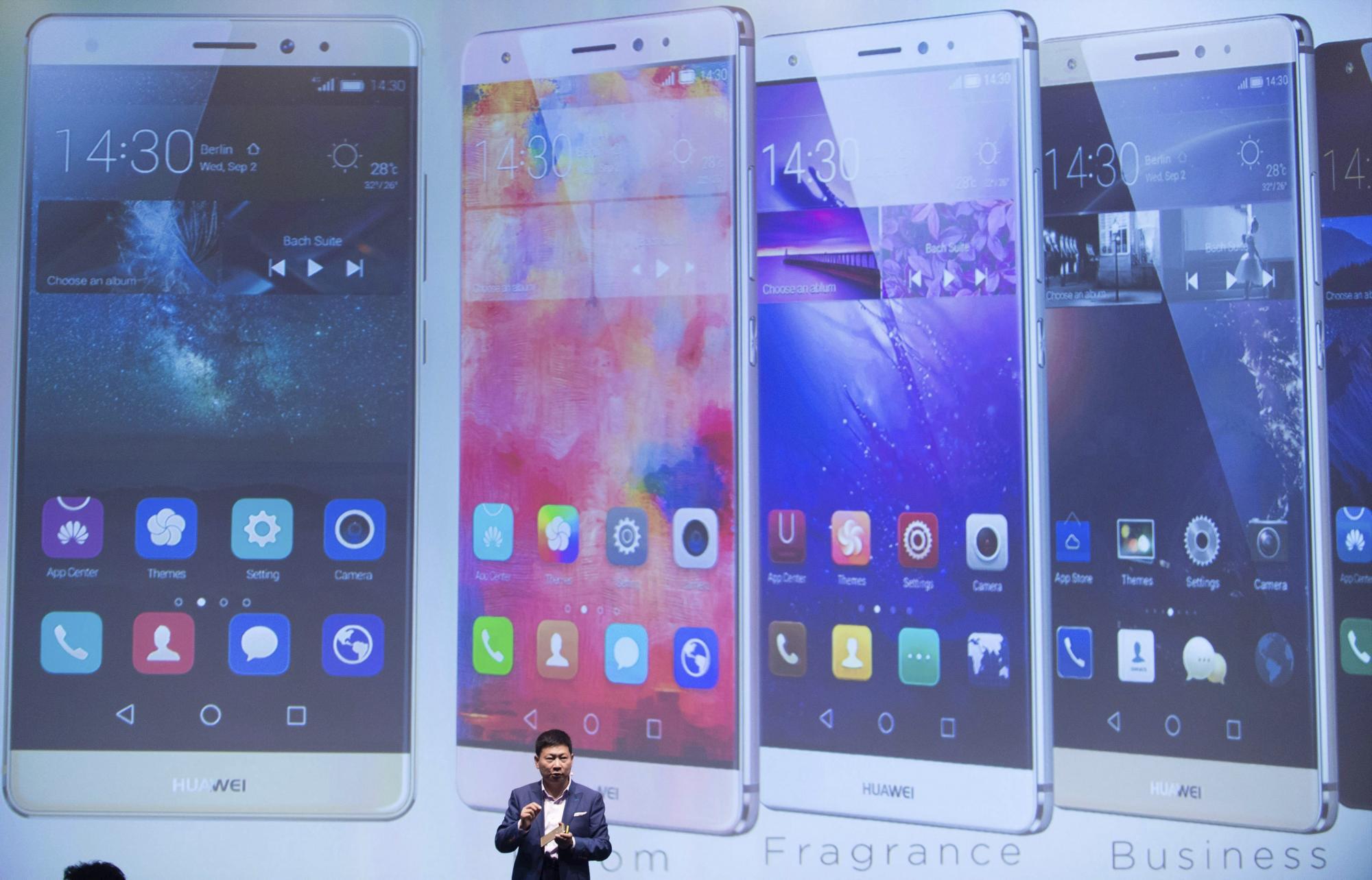 El director ejecutivo de la empresa tecnológica china Huawei, Richard Yu, presenta a los medios el nuevo móvil Mate S, el primer móvil que reconoce la presión del dedo en la pantalla para hacer zoom en imágenes o para abrir aplicaciones directamente al pulsar sobre las esquinas.