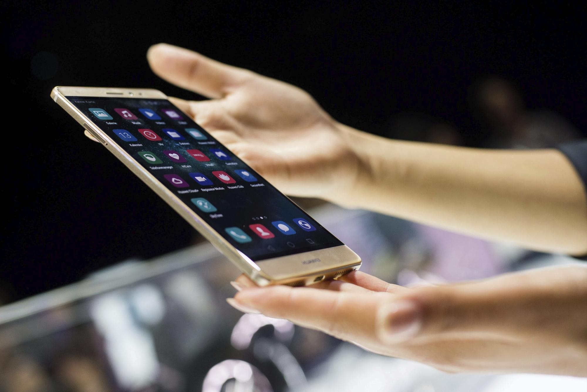 Un visitante observa el phablet Mate S de la firma Huawei durante el día de presentación a la prensa en la feria de tecnología IFA de Berlín, Alemania, hoy 2 de septiembre de 2015.