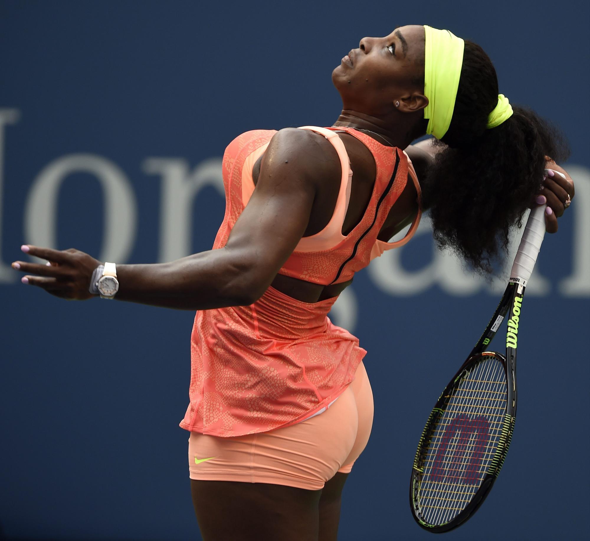 Serena Williams de EE.UU. responde una bola ante Kiki Bertens.