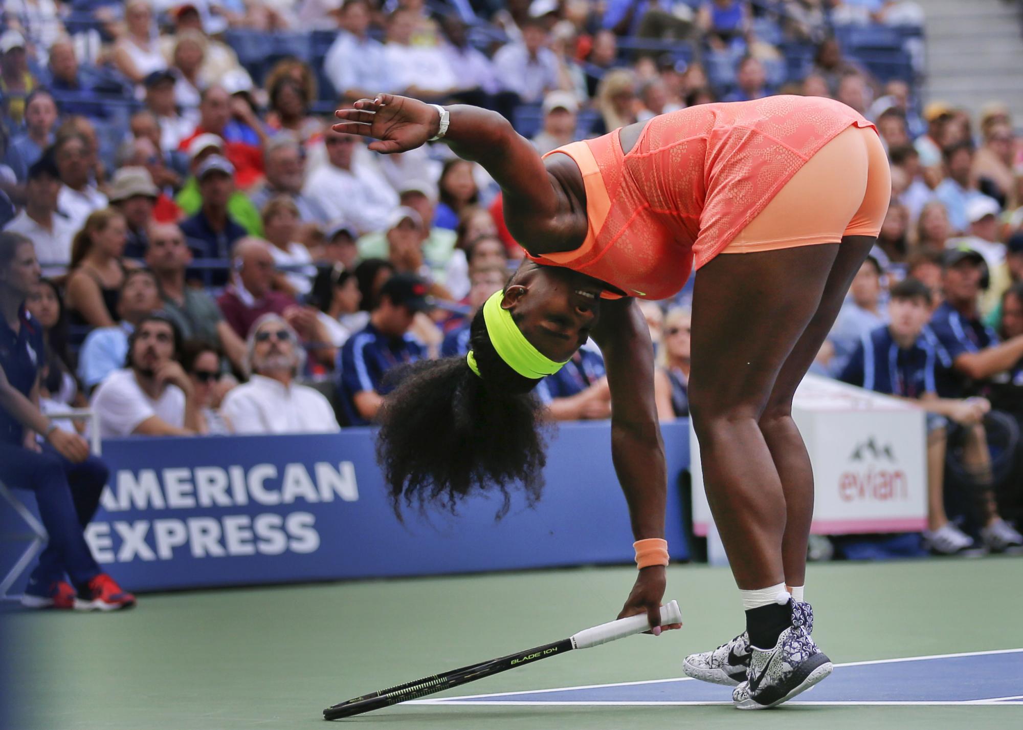 Serena Williams pierde el equilibro luego de devolver un tiro a Kiki Bertens.