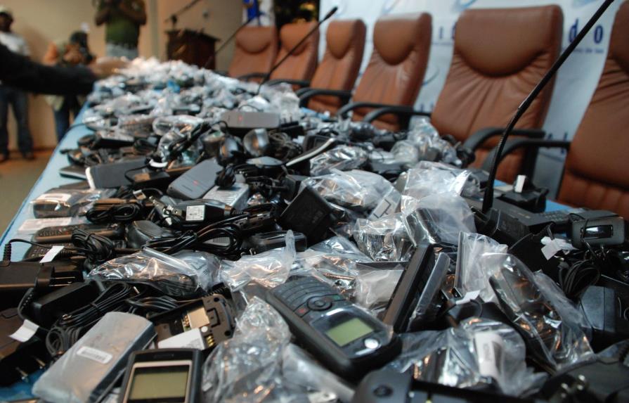 Allanan 39 tiendas de Plaza Central por venta de celulares “macos” y robados