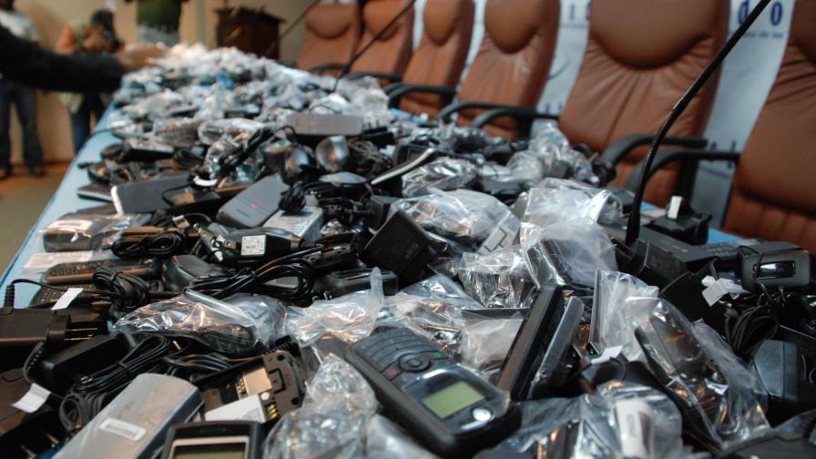 Allanan 39 tiendas de Plaza Central por venta de celulares “macos” y robados