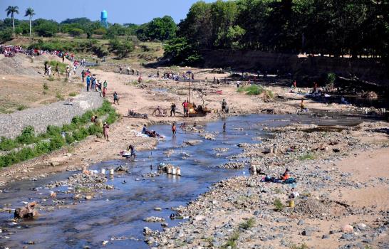 Haitianos extraen materiales  del río Masacre, y casi lo secan