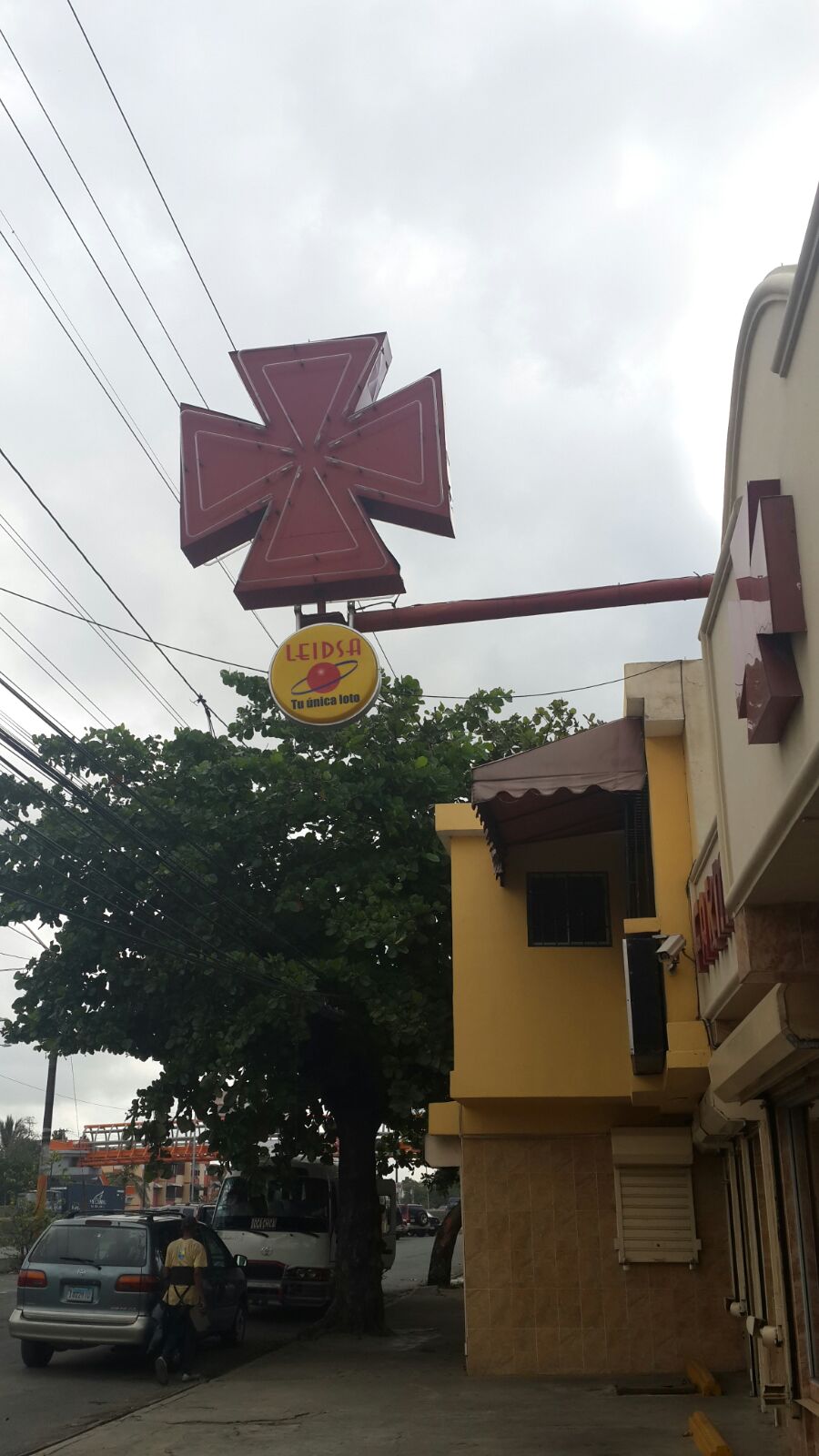 Letrero del sorteo de lotería LEIDSA por el que los propietarios de farmacias son ordenados a pagar el arbitrio por concepto de publicidad al Ayuntamiento de Santo Domingo Este.