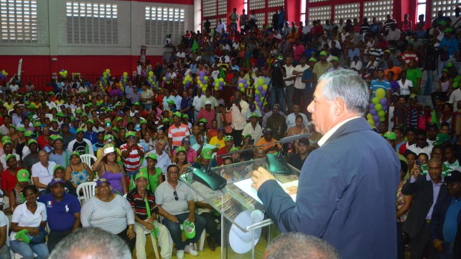 Roberto Salcedo recibe respaldo de buhoneros de la capital