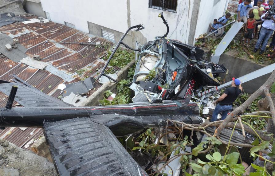 Policía encuentra cartera de piloto accidentado bajo escombros de helicóptero