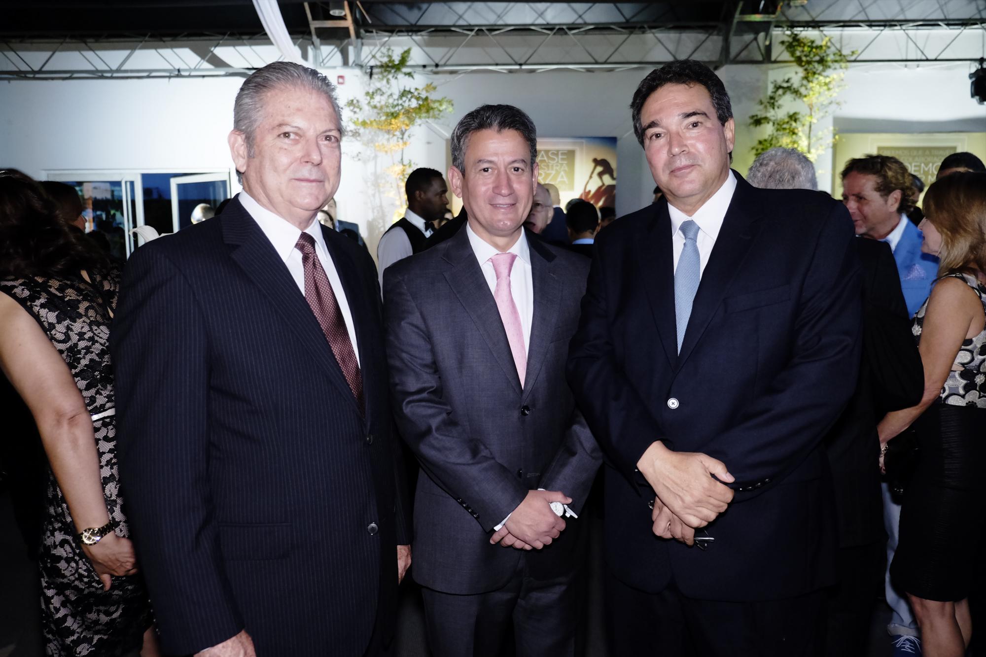 Ernesto Arostegui, James García y Roberto Frankenberg