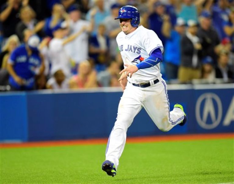 Imagen en la que Josh Donaldson, de los Azulejos de Toronto, corre para anotar en un doblete del dominicano José Bautista, el martes 26 de mayo de 2015, 