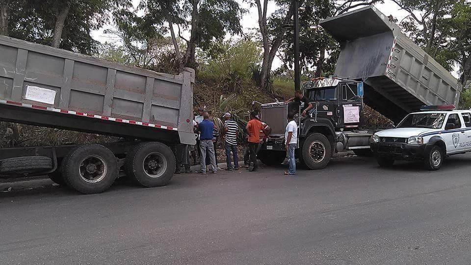 Camioneros paralizan sus labores en demanda de reapertura de minas de agregados en Puerto Plata