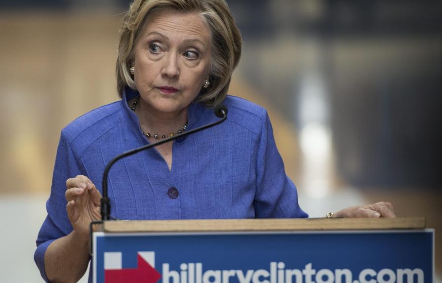 Clinton pide disculpas por la polémica sobre sus correos electrónicos