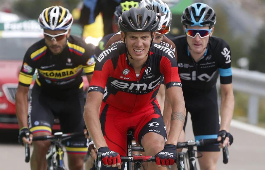 De Marchi gana en la niebla la 14ª etapa de la Vuelta, Aru sigue líder