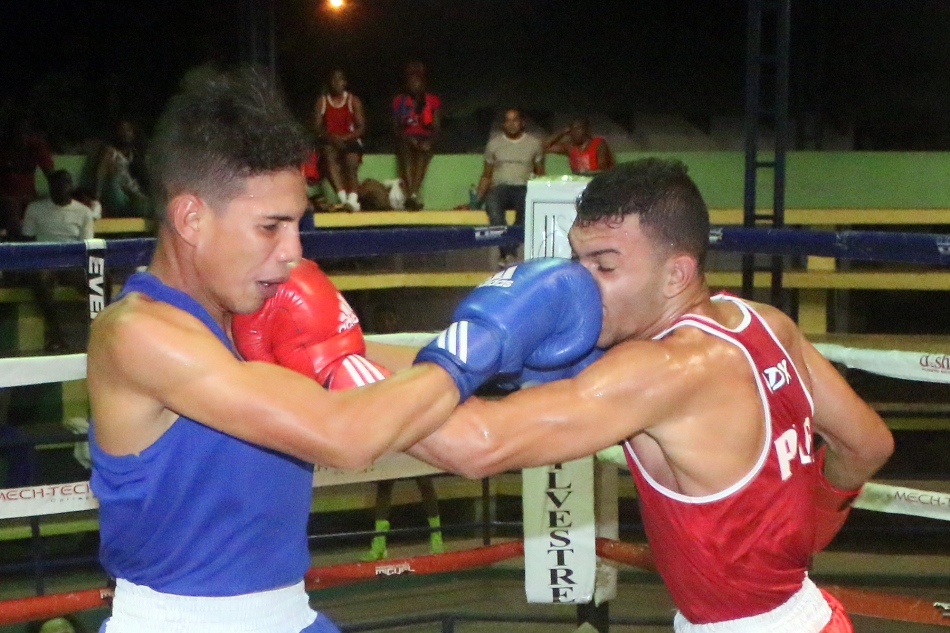 Leonel Gutierrez pega fuerte al rostro de Joshuantony Ortiz.