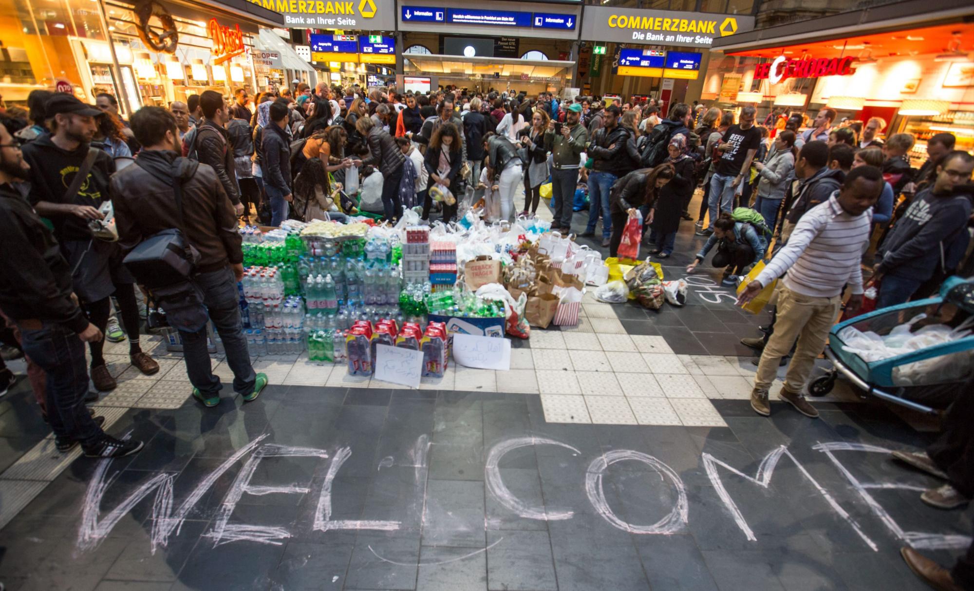Suministros instalados junto a un mensaje de bienvenida en la preparación para la llegada de los refugiados, en la estación principal de Frankfurt, Alemania.  